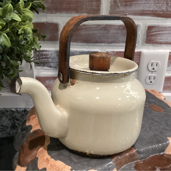 🟤 Vintage - Cream colored, enamel coated, Tea Kettle w/ Wooden Handle - Decor - Picture 2 of 16